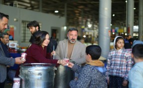 Helil Kınay’dan pazar esnafına jest! Sıcak çorba dağıttı