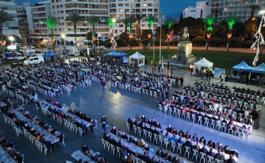 İzmir büyük iftar sofrasında buluştu