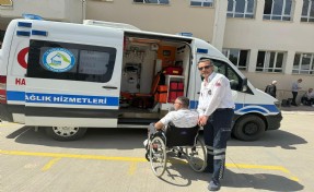 İzmir'de oy kullanmak isteyen hasta vatandaşlar sağlık ekiplerince sandığa götürüldü