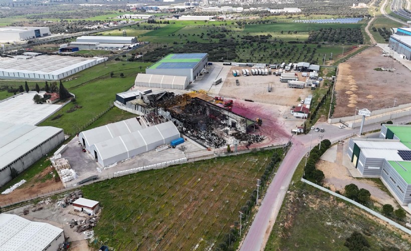 İzmir'de soğuk hava deposundaki yangının hasarı havadan görüntülendi