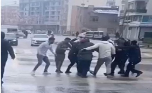 Karısını bıçaklayan adama linç! Polis ekipleri kurtardı