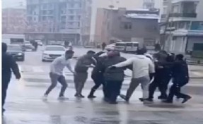 Karısını bıçaklayan adama linç! Polis ekipleri kurtardı