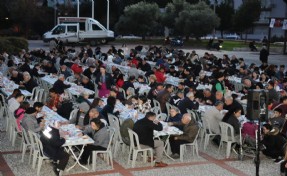 Karşıyaka’da Ramazan bereketi iftar sofralarına taşındı