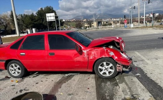 Kütahya’da iki otomobil çarpıştı: 3 ölü, 2 yaralı