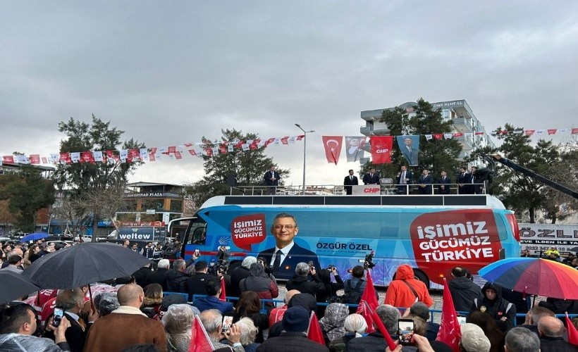 Özgür Özel, Bayraklı'da halka seslendi: Büyük bir kumpas içindeyiz