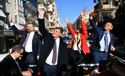 Özel ve Tugay üstü açık otobüsle İzmirliler’i selamladı