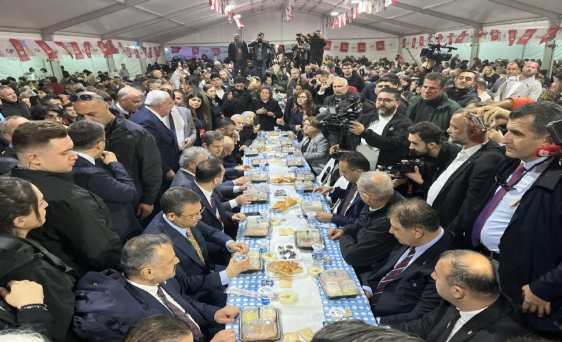 Özgür Özel, Bornova'da iftar programına katıldı; Yeriniz evin baş köşesidir