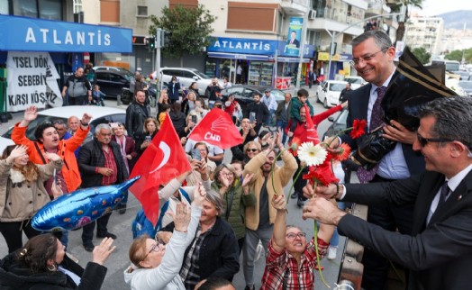 Özgür Özel'den üstü açık otobüsle Karşıyaka turu