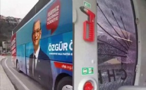 Özgür Özel'in mitingi öncesi... CHP'nin seçim otobüsüne Trabzon'da taşlı saldırı