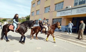 İzmir'deki seçimde ilginç görüntüler; At üstünde oy vermeye geldiler