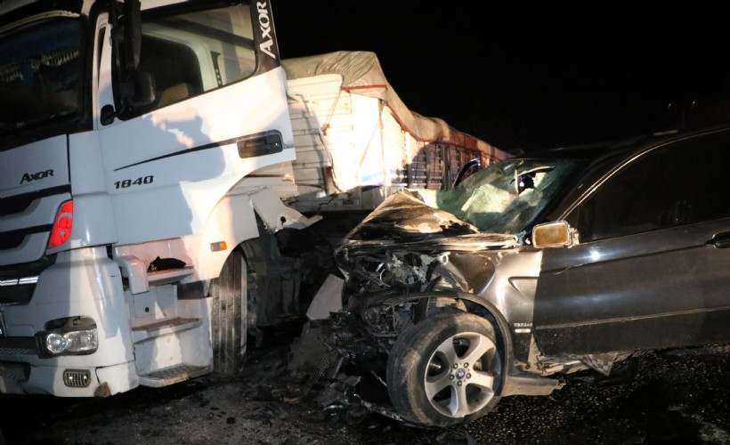 TIR ile cip çarpıştı; 2'si polis, 4 yaralı