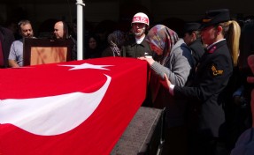 Türk Yıldızları'na ait uçağın düşmesi ile şehit olan Güven, son yolculuğuna uğurlandı