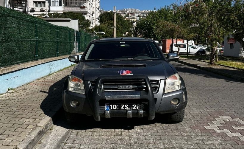 2 çocuk, Balıkesir'den çaldıkları resmi plakalı kamyonetle İzmir'de yakalandı