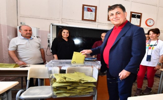 Başkan Cemil Tugay İzmir Tabip Odası seçimlerinde oyunu kullandı