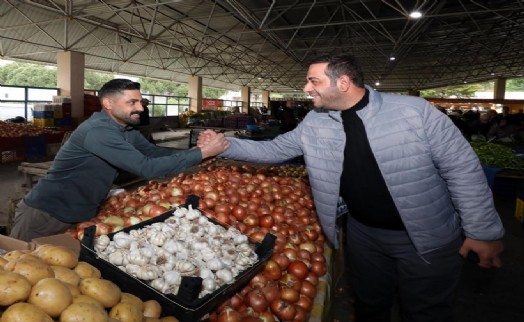 Başkan Erman Uzun pazar yerini ziyaret etti: Talepleri dinledi