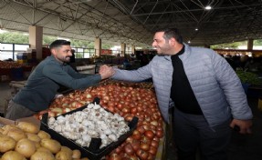 Başkan Erman Uzun pazar yerini ziyaret etti: Talepleri dinledi