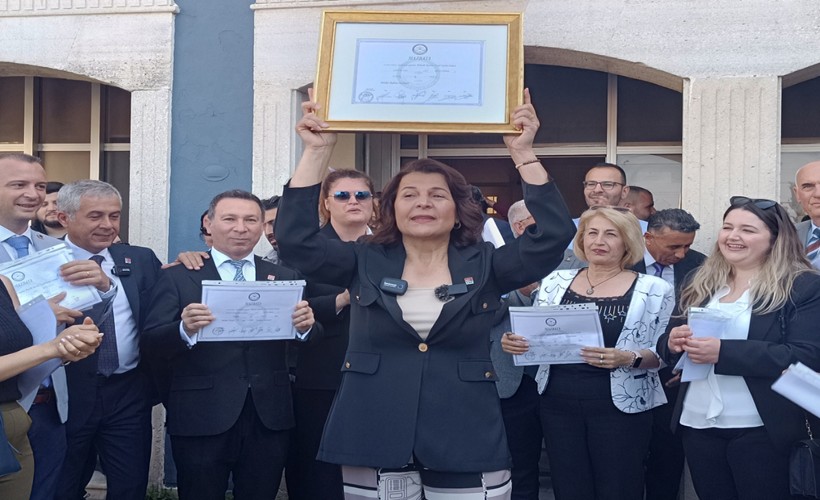 Başkan Saniye Fıçı, Foça'nın ilk kadın belediye başkanı oldu...