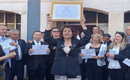Başkan Saniye Fıçı, Foça'nın ilk kadın belediye başkanı oldu...