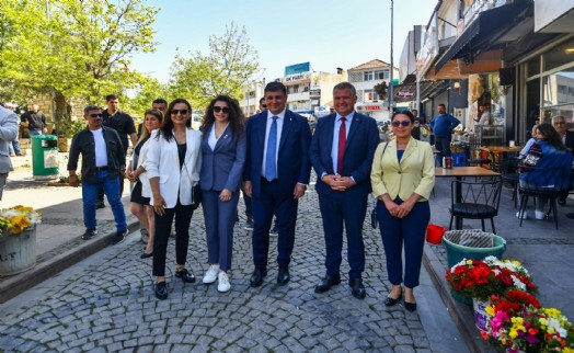 Başkan Tugay bayramın ilk günü Urla ve Çeşme'de yurttaşlarla buluştu