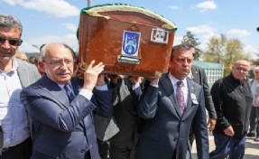 CHP lideri Özel ve Kılıçdaroğlu, Bayraktar’ın cenaze namazını birlikte kıldı