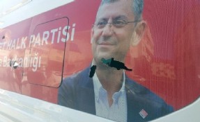 CHP'nin aracına taş ve bıçakla saldırıldı!