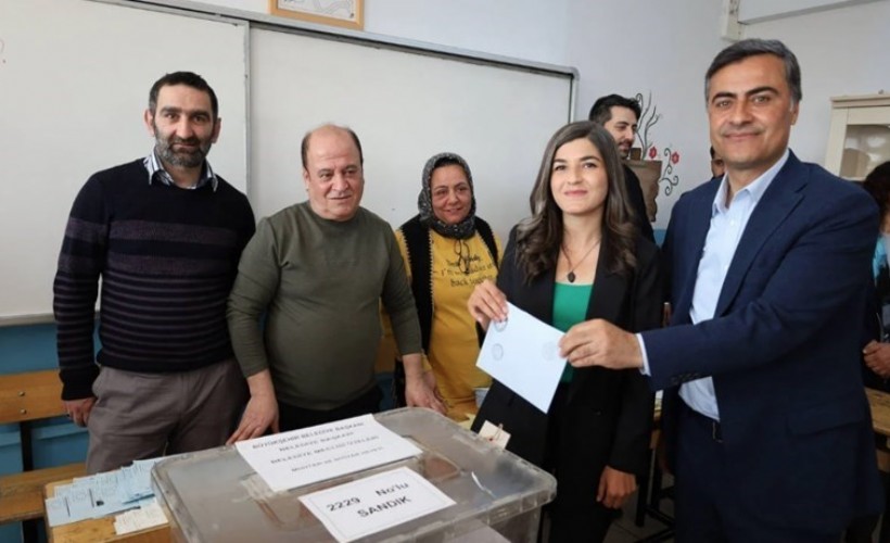 Van'da Bakanlık hamlesi! DEM'in seçilen adayının hakları alındı