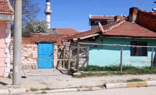 Eski eşinin kocasını ve annesini tüfekle yaralayıp, kaçtı