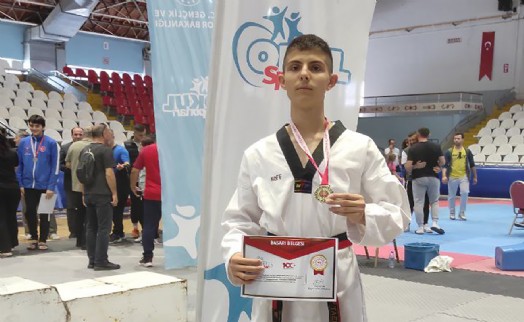 Foçalı taekwondocu yarı finali altınla geçti