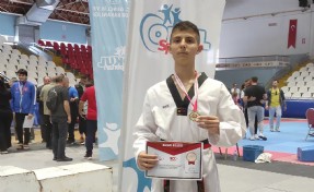 Foçalı taekwondocu yarı finali altınla geçti