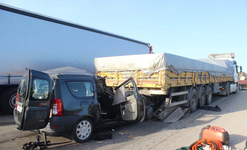 Hafif ticari aracın TIR'a çarptığı kazada ölü sayısı 4'e çıktı