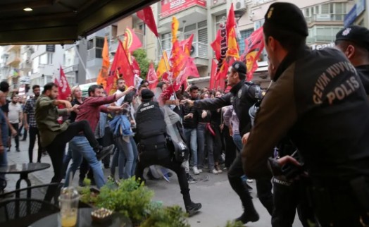 İzmir'de Van protestosuna polis müdahalesi