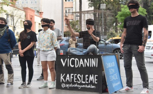 İzmir'de hayvanseverlerden 'kafes' eylemi