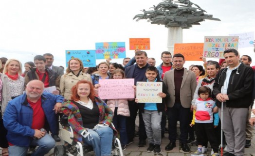 İzmir'de otizmli çocuklar için farkındalık yürüyüşü