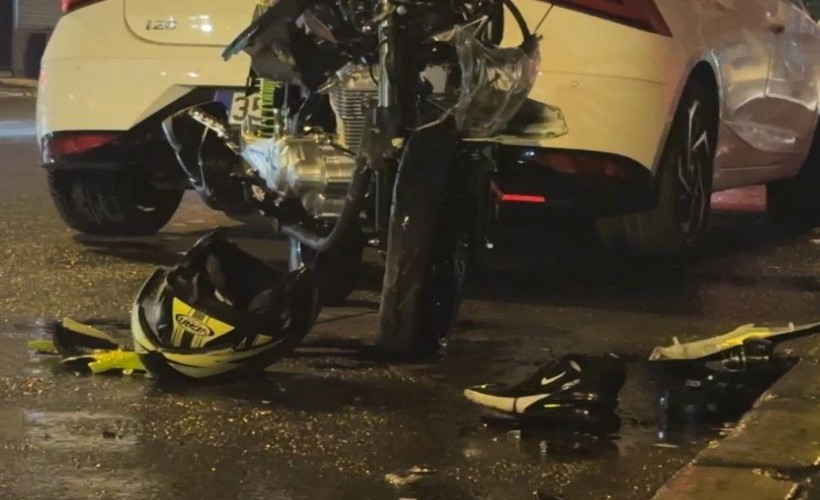 İzmir'de otomobille çarpışan motosikletli ağır yaralandı