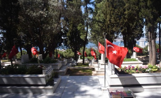 Kadifekale Şehitliği'nde buruk bayram: 'Her bayram geliyoruz'