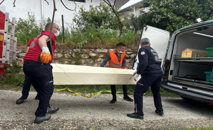 Kan donduran aile faciası: Anne ile oğlu evde, baba araçta yanarak öldü