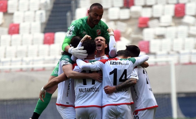 Karşıyaka, Efeler 09'u gol yağmuruna tuttu