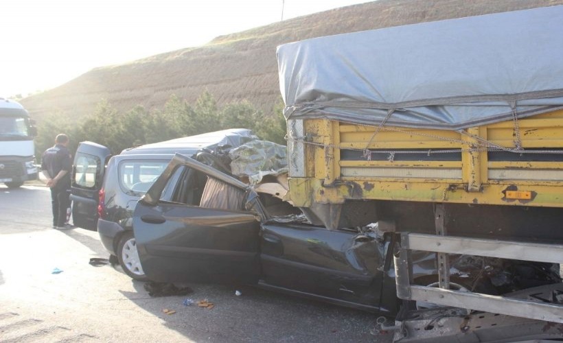 Manisa'da araba TIR'ın altına girdi: 4 ölü!