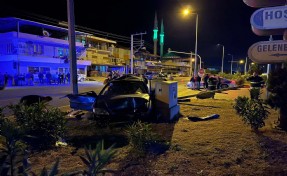 Otomobil direğe çarptı: 4 yaralı