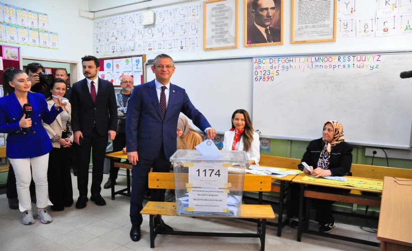 Özgür Özel'in oy kullandığı sandıkta CHP adayı Zeyrek birinci çıktı