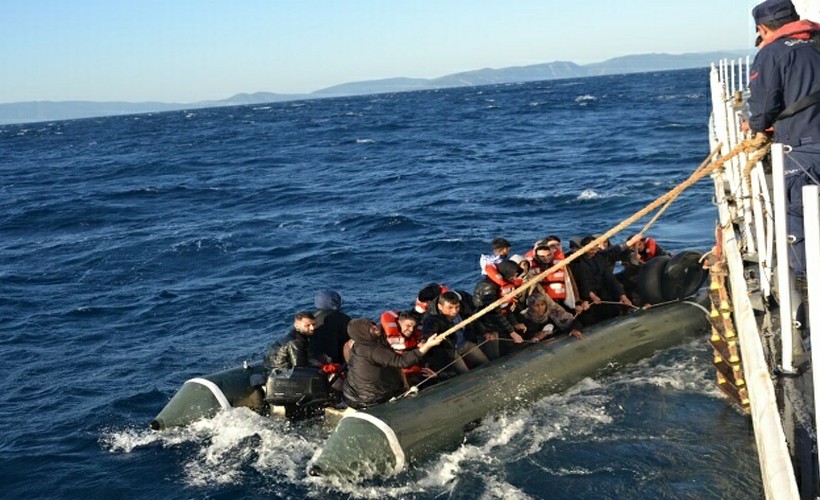 Sürüklenen lastik bottaki 19'u çocuk 28 kaçak göçmen kurtarıldı