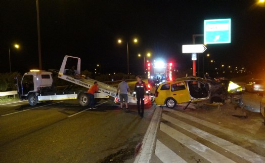 Ticari taksi demir bariyerlere çarptı: 1 ölü, 5 yaralı