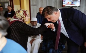 Tugay seçim öncesi sözünü tuttu: Huzurevi sakinlerinin elini öptü