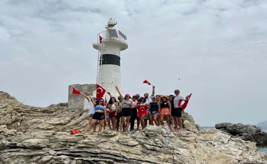Açık su yüzme sporcuları, Fener Adası'nda Türk bayrağı açtı