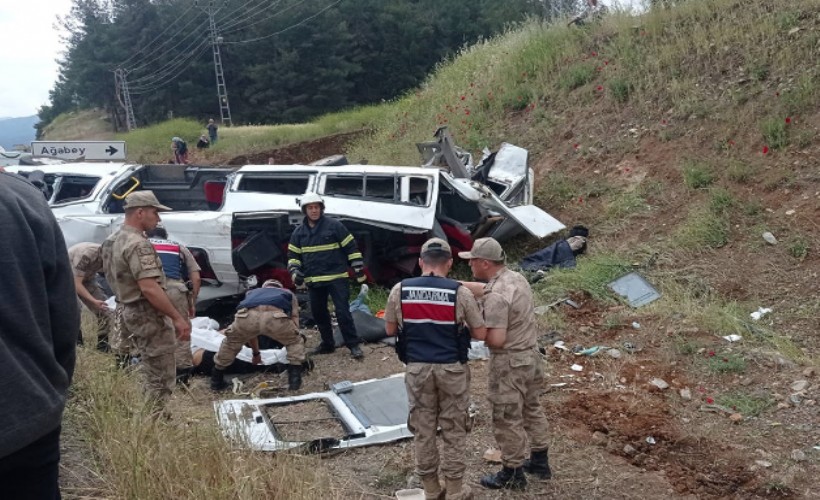 Gaziantep'te katliam gibi kaza... TIR, çarpıştığı yolcu minibüsünü biçti: 9 ölü