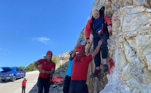 Babadağ'dan uçuş yapan 77 yaşındaki yamaç paraşütçüsü, kayalıklara düşüp yaralandı