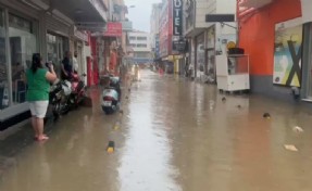 Balıkesir'i sağanak vurdu: Yollar göle döndü!