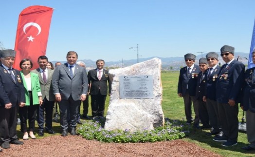 Başkan Cemil Tugay 'Kolordu Şehitleri Kitabesi’nin açılışını gerçekleştirdi: İsimleri İzmir'de yaşayacak