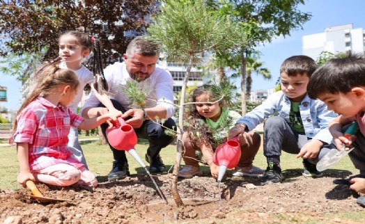 Başkan Duman miniklerle fidan dikti