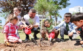 Başkan Duman miniklerle fidan dikti